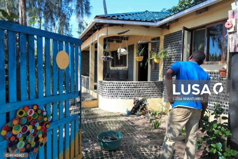 Carlos Serra, ambientalista moçambicano, desenvolveu o projeto para a construção de uma casa de vidro em Maputo, Moçambique. Uma casa feita de mais de 200 mil garrafas de vidro em Maputo, recolhidas na praia da Macaneta, sul de Moçambique, resiste há cinco anos para alertar para impacto ambiental.