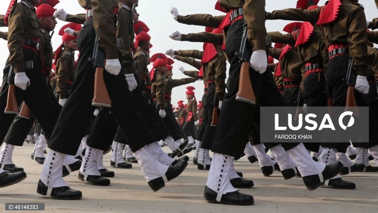 Desfile de formatura do exército indiano em Srinagar