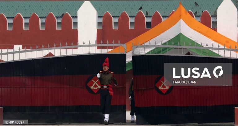 Desfile de formatura do exército indiano em Srinagar