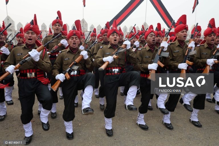Desfile de formatura do exército indiano em Srinagar