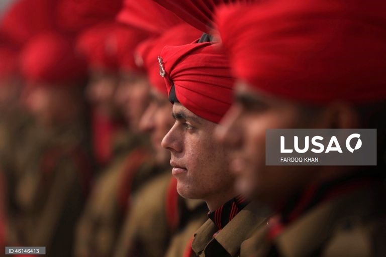 Desfile de formatura do exército indiano em Srinagar