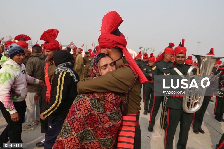 Desfile de formatura do exército indiano em Srinagar