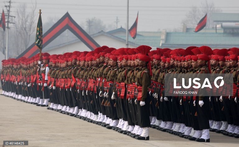 Desfile de formatura do exército indiano em Srinagar