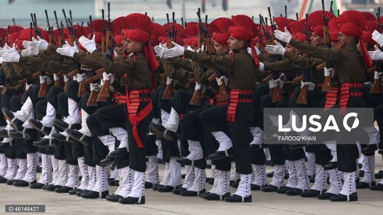 Desfile de formatura do exército indiano em Srinagar