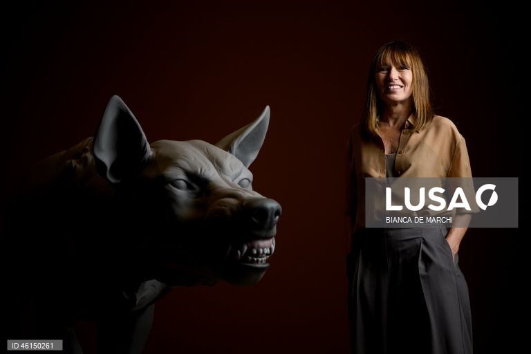 Austrália: Exposição de Ron Mueck na Art Gallery de Sidnei