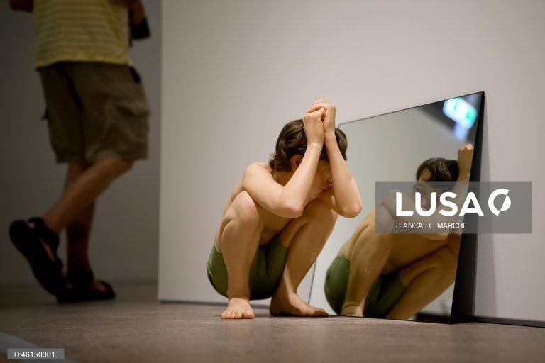 Austrália: Exposição de Ron Mueck na Art Gallery de Sidnei