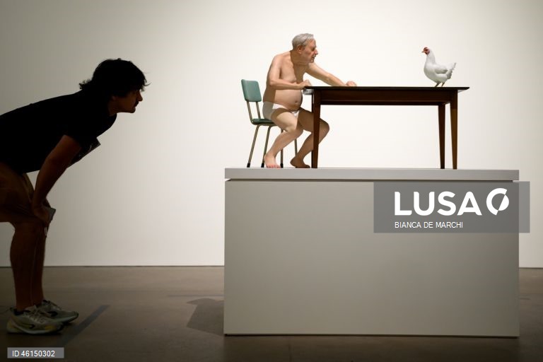 Austrália: Exposição de Ron Mueck na Art Gallery de Sidnei