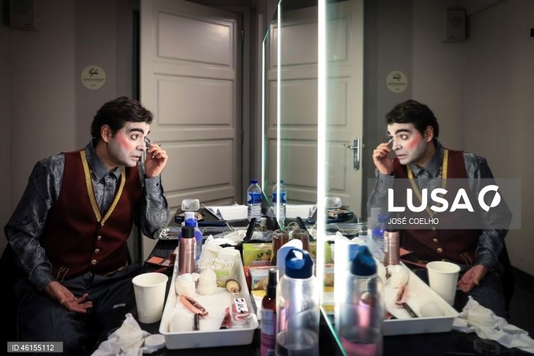 Artistas durante o ensaio de imprensa do Circo de Natal no Coliseu do Porto, 5 de dezembro de 2025.  De 12 de dezembro a 04 de janeiro de 2026, artistas de todo o mundo mostram no Circo de Natal do Coliseu Porto o que as artes circenses têm de mais fantástico. Com história original escrita por Marta Pais Oliveira e música original de Bruno Pernadas, o espetáculo combina os clássicos da tradição circense com a contemporaneidade. JOSÉ COELHO/LUSA