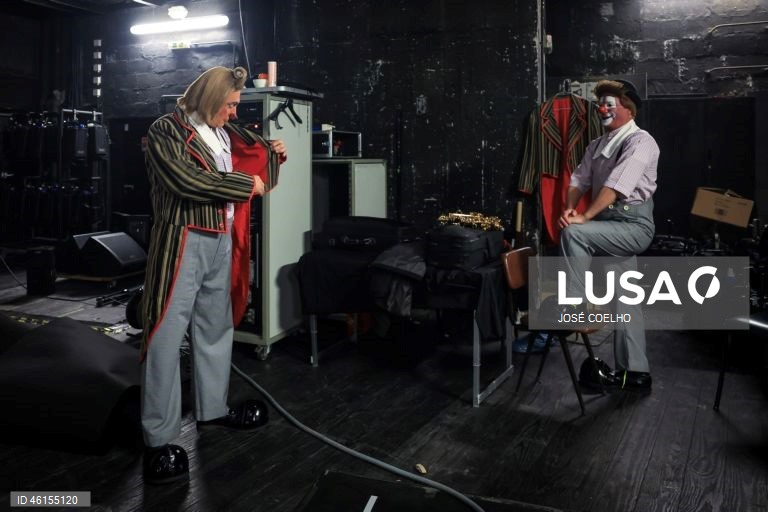 Artistas durante o ensaio de imprensa do Circo de Natal no Coliseu do Porto, 5 de dezembro de 2025.  De 12 de dezembro a 04 de janeiro de 2026, artistas de todo o mundo mostram no Circo de Natal do Coliseu Porto o que as artes circenses têm de mais fantástico. Com história original escrita por Marta Pais Oliveira e música original de Bruno Pernadas, o espetáculo combina os clássicos da tradição circense com a contemporaneidade. JOSÉ COELHO/LUSA