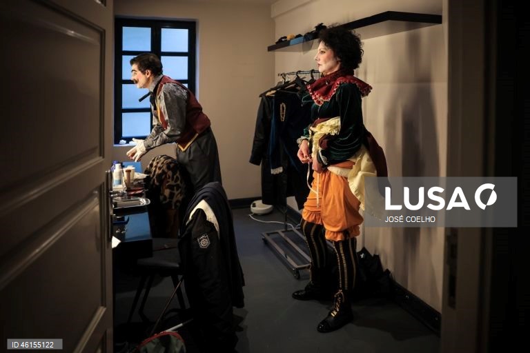 Artistas durante o ensaio de imprensa do Circo de Natal no Coliseu do Porto, 5 de dezembro de 2025.  De 12 de dezembro a 04 de janeiro de 2026, artistas de todo o mundo mostram no Circo de Natal do Coliseu Porto o que as artes circenses têm de mais fantástico. Com história original escrita por Marta Pais Oliveira e música original de Bruno Pernadas, o espetáculo combina os clássicos da tradição circense com a contemporaneidade. JOSÉ COELHO/LUSA