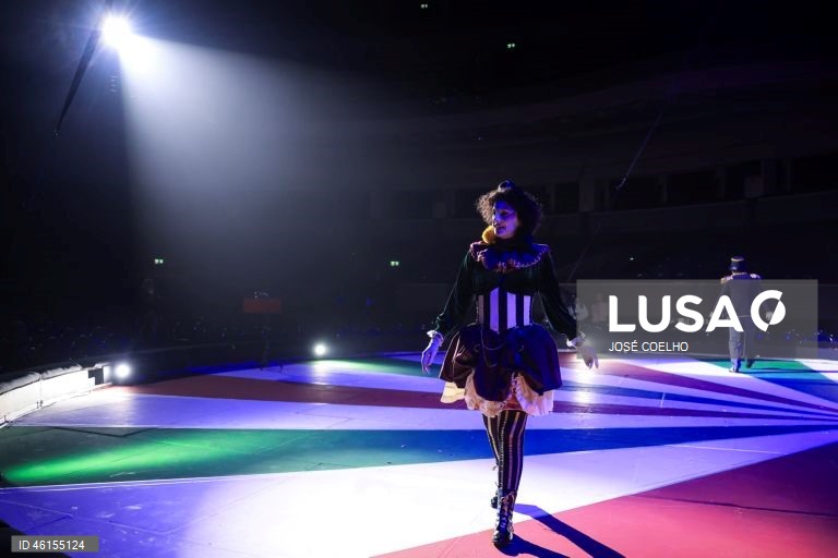 Artistas durante o ensaio de imprensa do Circo de Natal no Coliseu do Porto, 5 de dezembro de 2025.  De 12 de dezembro a 04 de janeiro de 2026, artistas de todo o mundo mostram no Circo de Natal do Coliseu Porto o que as artes circenses têm de mais fantástico. Com história original escrita por Marta Pais Oliveira e música original de Bruno Pernadas, o espetáculo combina os clássicos da tradição circense com a contemporaneidade. JOSÉ COELHO/LUSA