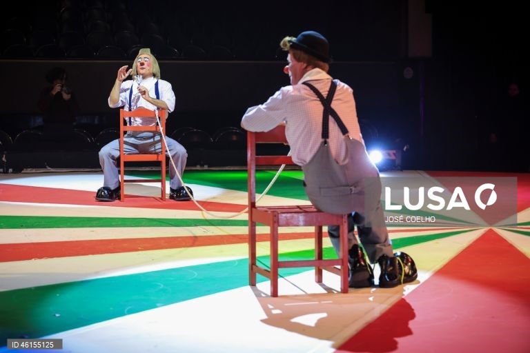 Artistas durante o ensaio de imprensa do Circo de Natal no Coliseu do Porto, 5 de dezembro de 2025.  De 12 de dezembro a 04 de janeiro de 2026, artistas de todo o mundo mostram no Circo de Natal do Coliseu Porto o que as artes circenses têm de mais fantástico. Com história original escrita por Marta Pais Oliveira e música original de Bruno Pernadas, o espetáculo combina os clássicos da tradição circense com a contemporaneidade. JOSÉ COELHO/LUSA