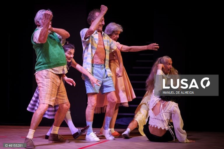 Ensaio do espetáculo "A esta hora, na infância neva", uma nova  criação do coreógrafo, encenador, e diretor artístico, Victor Hugo Pontes, com a Companhia Maior, no Centro Cultural de Belém, em Lisboa.