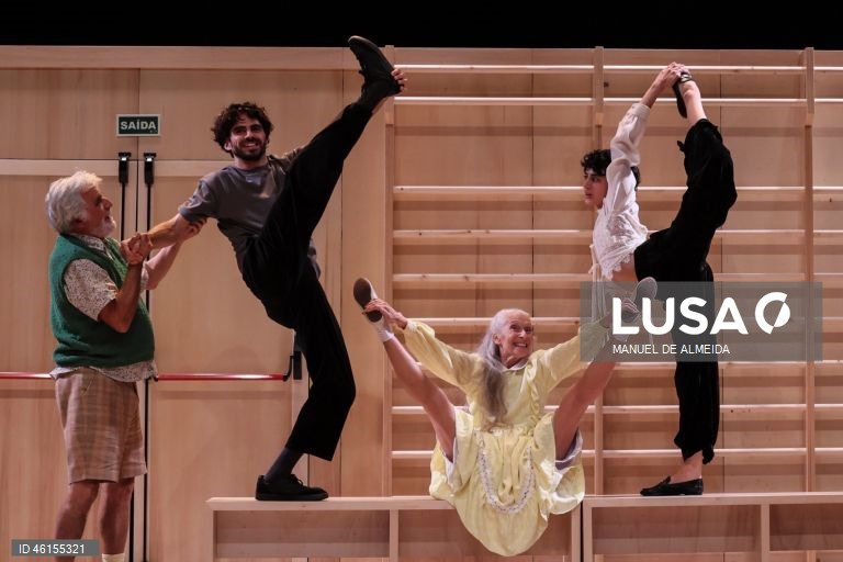 Ensaio do espetáculo "A esta hora, na infância neva", uma nova  criação do coreógrafo, encenador, e diretor artístico, Victor Hugo Pontes, com a Companhia Maior, no Centro Cultural de Belém, em Lisboa.