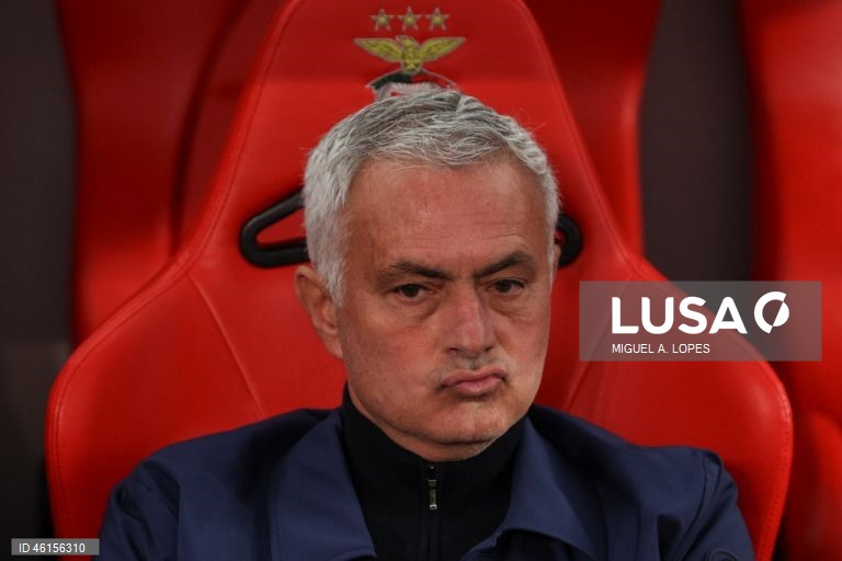 Benfica e Sporting empataram hoje 1-1 no dérbi que abriu a 13.ª jornada da I Liga portuguesa de futebol, deixando o FC Porto com caminho aberto para aumentar a vantagem no topo da competição.