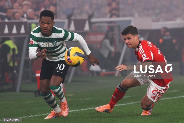 Benfica e Sporting empataram hoje 1-1 no dérbi que abriu a 13.ª jornada da I Liga portuguesa de futebol, deixando o FC Porto com caminho aberto para aumentar a vantagem no topo da competição.