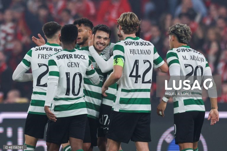 Benfica e Sporting empataram hoje 1-1 no dérbi que abriu a 13.ª jornada da I Liga portuguesa de futebol, deixando o FC Porto com caminho aberto para aumentar a vantagem no topo da competição.