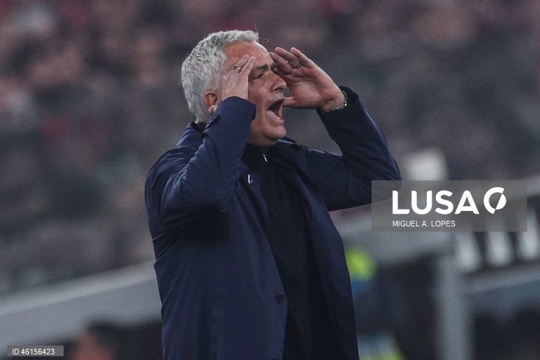 Benfica e Sporting empataram hoje 1-1 no dérbi que abriu a 13.ª jornada da I Liga portuguesa de futebol, deixando o FC Porto com caminho aberto para aumentar a vantagem no topo da competição.