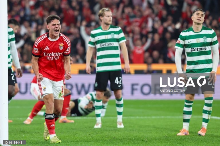 Benfica e Sporting empataram hoje 1-1 no dérbi que abriu a 13.ª jornada da I Liga portuguesa de futebol, deixando o FC Porto com caminho aberto para aumentar a vantagem no topo da competição.