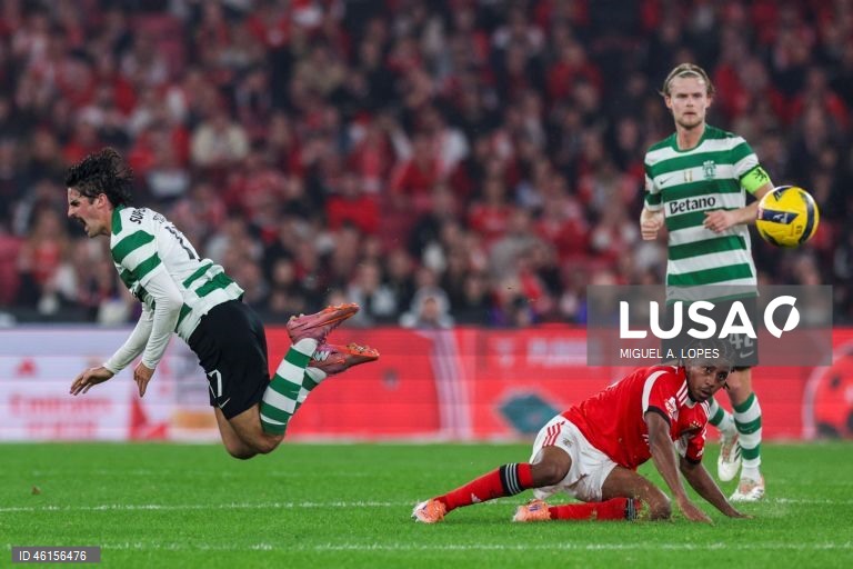 Benfica e Sporting empataram hoje 1-1 no dérbi que abriu a 13.ª jornada da I Liga portuguesa de futebol, deixando o FC Porto com caminho aberto para aumentar a vantagem no topo da competição.