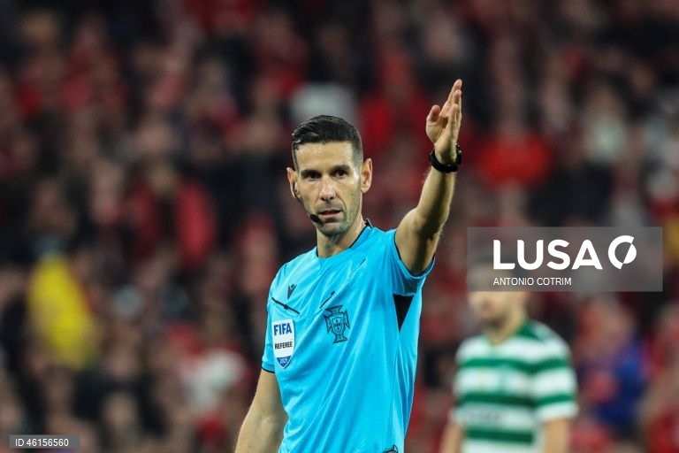 Benfica e Sporting empataram hoje 1-1 no dérbi que abriu a 13.ª jornada da I Liga portuguesa de futebol, deixando o FC Porto com caminho aberto para aumentar a vantagem no topo da competição.