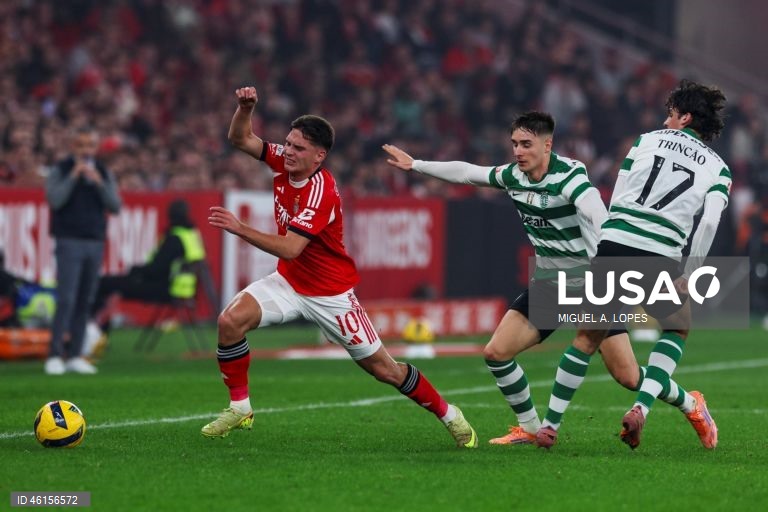 Benfica e Sporting empataram hoje 1-1 no dérbi que abriu a 13.ª jornada da I Liga portuguesa de futebol, deixando o FC Porto com caminho aberto para aumentar a vantagem no topo da competição.