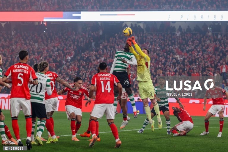Benfica e Sporting empataram hoje 1-1 no dérbi que abriu a 13.ª jornada da I Liga portuguesa de futebol, deixando o FC Porto com caminho aberto para aumentar a vantagem no topo da competição.