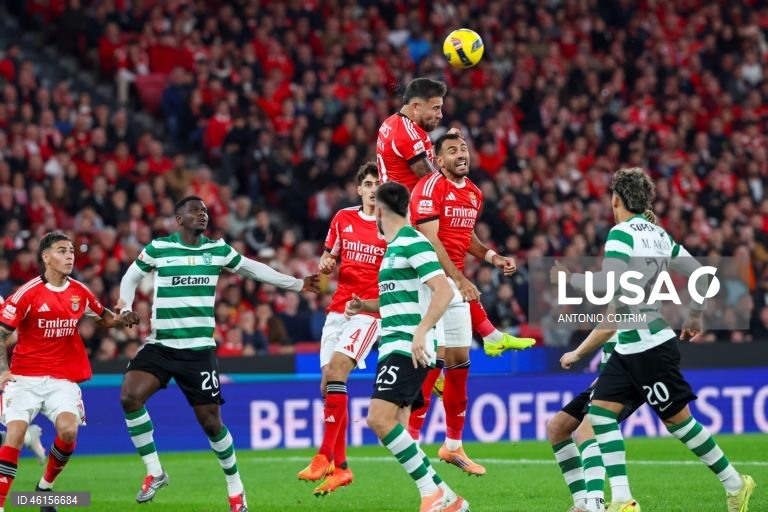 Benfica e Sporting empataram hoje 1-1 no dérbi que abriu a 13.ª jornada da I Liga portuguesa de futebol, deixando o FC Porto com caminho aberto para aumentar a vantagem no topo da competição.