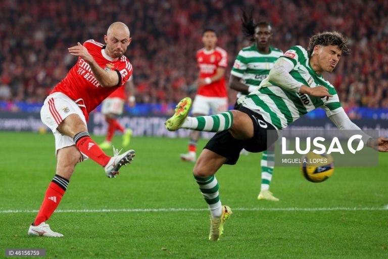 Benfica e Sporting empataram hoje 1-1 no dérbi que abriu a 13.ª jornada da I Liga portuguesa de futebol, deixando o FC Porto com caminho aberto para aumentar a vantagem no topo da competição.