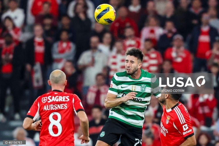 Benfica e Sporting empataram hoje 1-1 no dérbi que abriu a 13.ª jornada da I Liga portuguesa de futebol, deixando o FC Porto com caminho aberto para aumentar a vantagem no topo da competição.