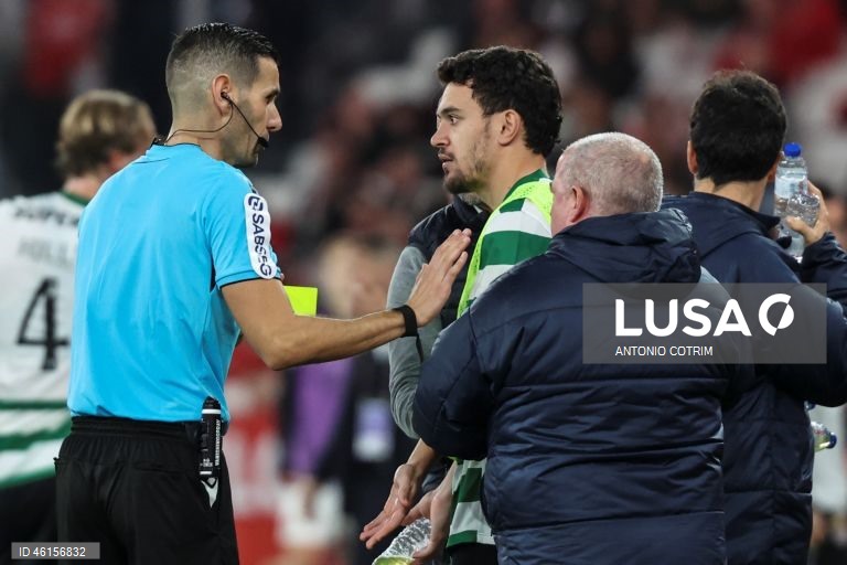 Benfica e Sporting empataram hoje 1-1 no dérbi que abriu a 13.ª jornada da I Liga portuguesa de futebol, deixando o FC Porto com caminho aberto para aumentar a vantagem no topo da competição.