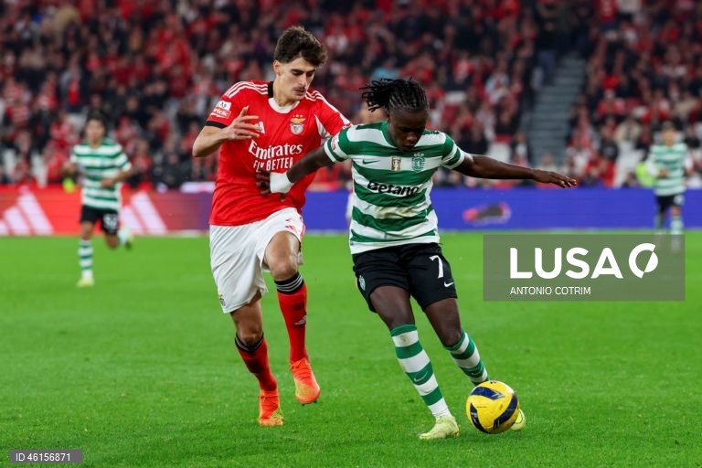 Benfica e Sporting empataram hoje 1-1 no dérbi que abriu a 13.ª jornada da I Liga portuguesa de futebol, deixando o FC Porto com caminho aberto para aumentar a vantagem no topo da competição.
