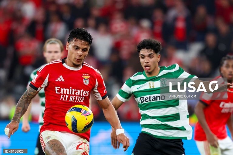Benfica e Sporting empataram hoje 1-1 no dérbi que abriu a 13.ª jornada da I Liga portuguesa de futebol, deixando o FC Porto com caminho aberto para aumentar a vantagem no topo da competição.