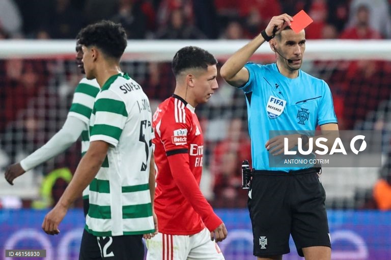Benfica e Sporting empataram hoje 1-1 no dérbi que abriu a 13.ª jornada da I Liga portuguesa de futebol, deixando o FC Porto com caminho aberto para aumentar a vantagem no topo da competição.