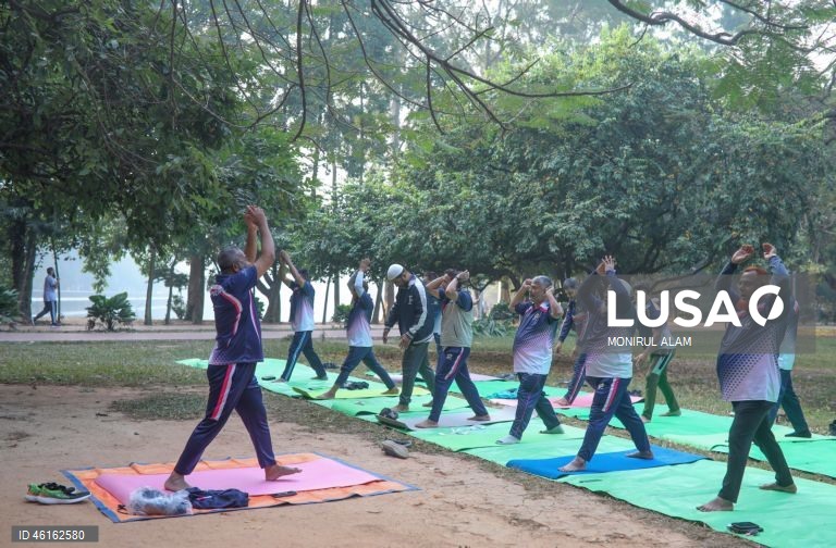 Manhã de inverno no Ramna Park, em Daca, Bangladesh. O Ramna Park é uma grande área de lazer situada no coração do centro de Daca. 