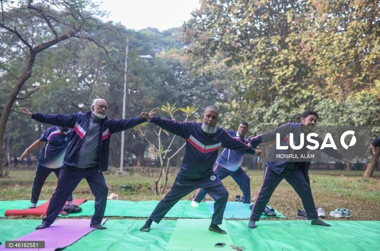 Manhã de inverno no Ramna Park, em Daca, Bangladesh. O Ramna Park é uma grande área de lazer situada no coração do centro de Daca. 