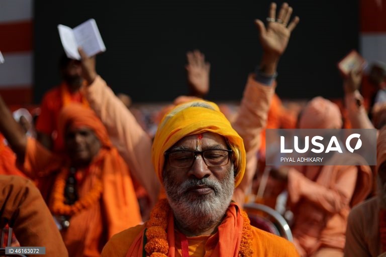 Monges e devotos hindus indianos reúnem-se para ler o livro sagrado Bhagavad Gita no Maidan, perto do Victoria Memorial, em Calcutá, Índia. 