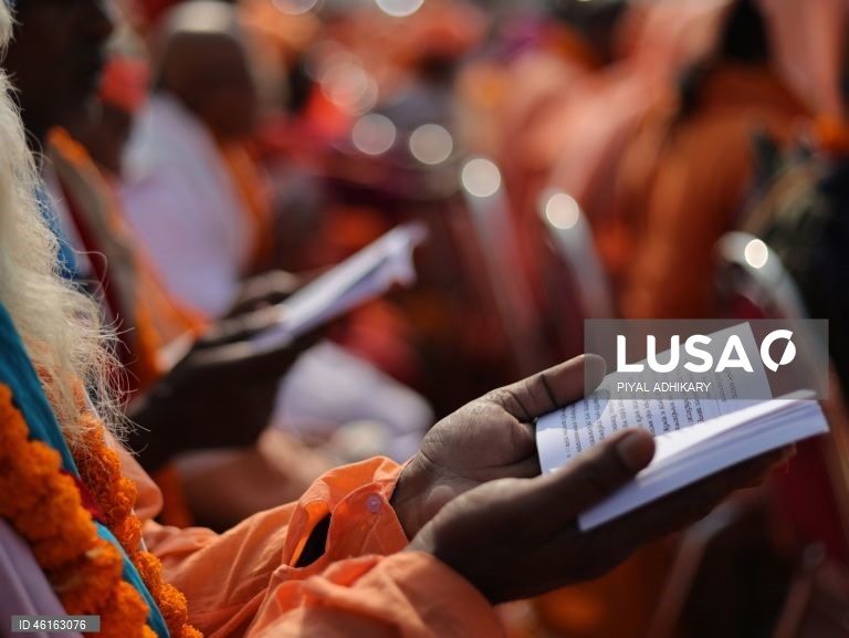 Monges e devotos hindus indianos reúnem-se para ler o livro sagrado Bhagavad Gita no Maidan, perto do Victoria Memorial, em Calcutá, Índia. 