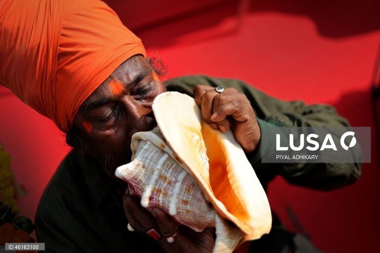 Monges e devotos hindus indianos reúnem-se para ler o livro sagrado Bhagavad Gita no Maidan, perto do Victoria Memorial, em Calcutá, Índia. 