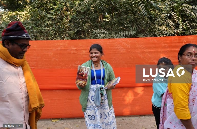 Monges e devotos hindus indianos reúnem-se para ler o livro sagrado Bhagavad Gita no Maidan, perto do Victoria Memorial, em Calcutá, Índia. 