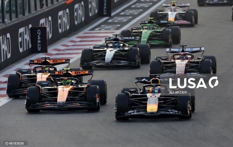 – O britânico Lando Norris (McLaren) sagrou-se hoje campeão mundial de Fórmula 1 pela primeira vez, ao ser terceiro classificado no Grande Prémio de Abu Dhabi, a derradeira corrida temporada que foi vencida pelo neerlandês Max Verstappen (Red Bull).Verstappen venceu com 12,594 segundos de vantagem sobre o australiano Oscar Piastri (McLaren), segundo colocado, e 16,576 segundos face a Norris.Com estes resultados, Lando Norris, de 26 anos, sagra-se campeão mundial pela primeira vez na carreira,...