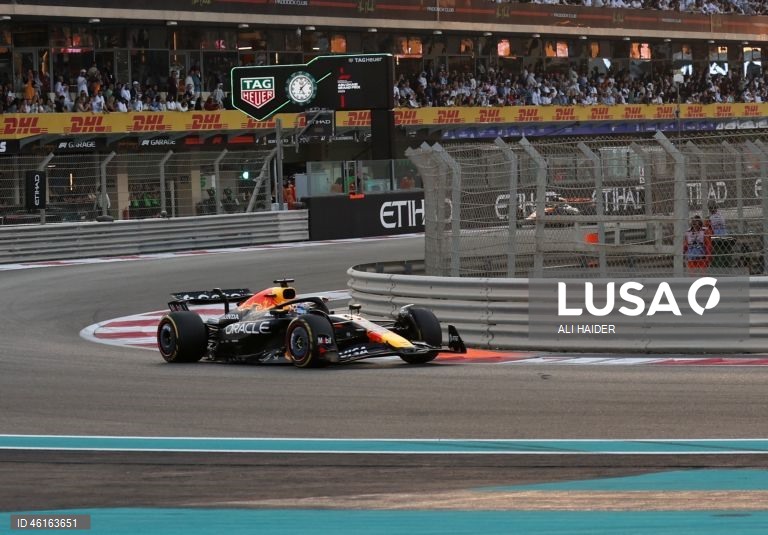 – O britânico Lando Norris (McLaren) sagrou-se hoje campeão mundial de Fórmula 1 pela primeira vez, ao ser terceiro classificado no Grande Prémio de Abu Dhabi, a derradeira corrida temporada que foi vencida pelo neerlandês Max Verstappen (Red Bull).Verstappen venceu com 12,594 segundos de vantagem sobre o australiano Oscar Piastri (McLaren), segundo colocado, e 16,576 segundos face a Norris.Com estes resultados, Lando Norris, de 26 anos, sagra-se campeão mundial pela primeira vez na carreira,...