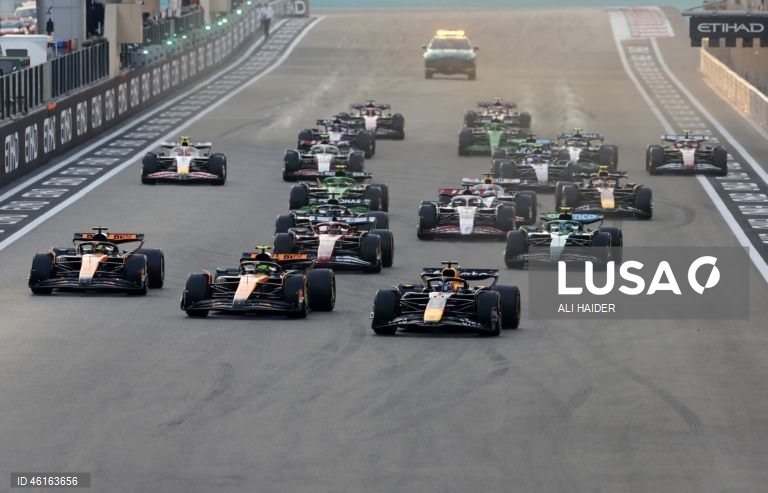 – O britânico Lando Norris (McLaren) sagrou-se hoje campeão mundial de Fórmula 1 pela primeira vez, ao ser terceiro classificado no Grande Prémio de Abu Dhabi, a derradeira corrida temporada que foi vencida pelo neerlandês Max Verstappen (Red Bull).Verstappen venceu com 12,594 segundos de vantagem sobre o australiano Oscar Piastri (McLaren), segundo colocado, e 16,576 segundos face a Norris.Com estes resultados, Lando Norris, de 26 anos, sagra-se campeão mundial pela primeira vez na carreira,...