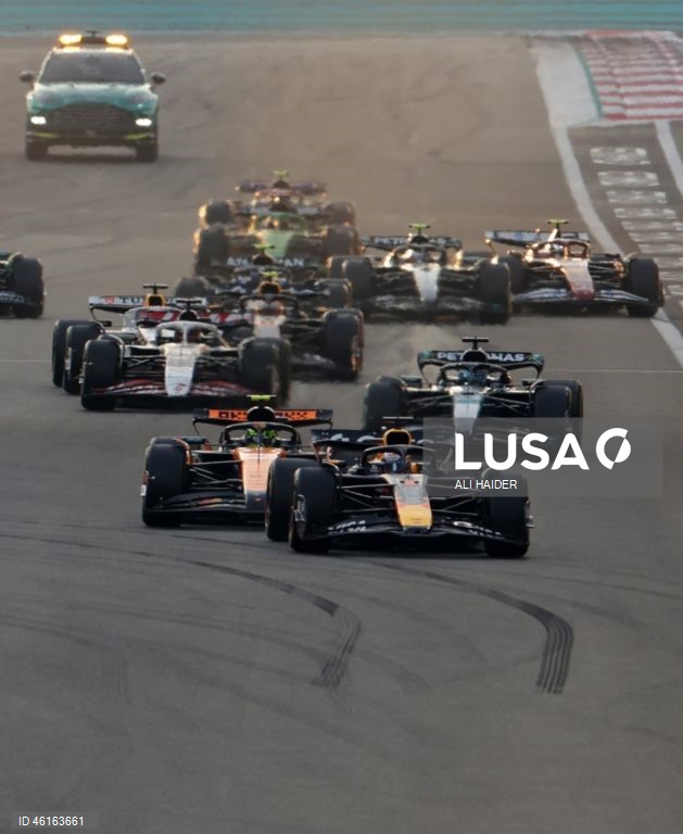 – O britânico Lando Norris (McLaren) sagrou-se hoje campeão mundial de Fórmula 1 pela primeira vez, ao ser terceiro classificado no Grande Prémio de Abu Dhabi, a derradeira corrida temporada que foi vencida pelo neerlandês Max Verstappen (Red Bull).Verstappen venceu com 12,594 segundos de vantagem sobre o australiano Oscar Piastri (McLaren), segundo colocado, e 16,576 segundos face a Norris.Com estes resultados, Lando Norris, de 26 anos, sagra-se campeão mundial pela primeira vez na carreira,...