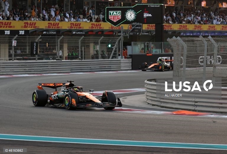 – O britânico Lando Norris (McLaren) sagrou-se hoje campeão mundial de Fórmula 1 pela primeira vez, ao ser terceiro classificado no Grande Prémio de Abu Dhabi, a derradeira corrida temporada que foi vencida pelo neerlandês Max Verstappen (Red Bull).Verstappen venceu com 12,594 segundos de vantagem sobre o australiano Oscar Piastri (McLaren), segundo colocado, e 16,576 segundos face a Norris.Com estes resultados, Lando Norris, de 26 anos, sagra-se campeão mundial pela primeira vez na carreira,...