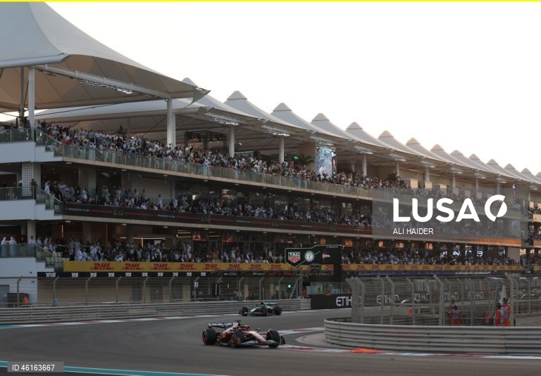 – O britânico Lando Norris (McLaren) sagrou-se hoje campeão mundial de Fórmula 1 pela primeira vez, ao ser terceiro classificado no Grande Prémio de Abu Dhabi, a derradeira corrida temporada que foi vencida pelo neerlandês Max Verstappen (Red Bull).Verstappen venceu com 12,594 segundos de vantagem sobre o australiano Oscar Piastri (McLaren), segundo colocado, e 16,576 segundos face a Norris.Com estes resultados, Lando Norris, de 26 anos, sagra-se campeão mundial pela primeira vez na carreira,...