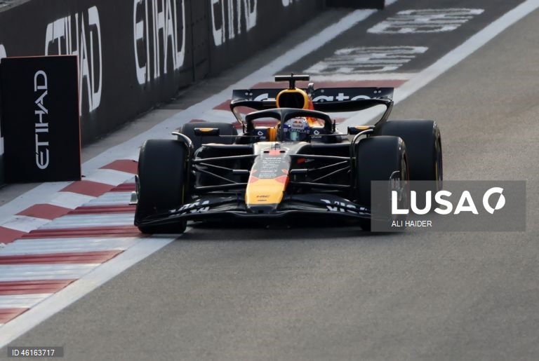– O britânico Lando Norris (McLaren) sagrou-se hoje campeão mundial de Fórmula 1 pela primeira vez, ao ser terceiro classificado no Grande Prémio de Abu Dhabi, a derradeira corrida temporada que foi vencida pelo neerlandês Max Verstappen (Red Bull).Verstappen venceu com 12,594 segundos de vantagem sobre o australiano Oscar Piastri (McLaren), segundo colocado, e 16,576 segundos face a Norris.Com estes resultados, Lando Norris, de 26 anos, sagra-se campeão mundial pela primeira vez na carreira,...