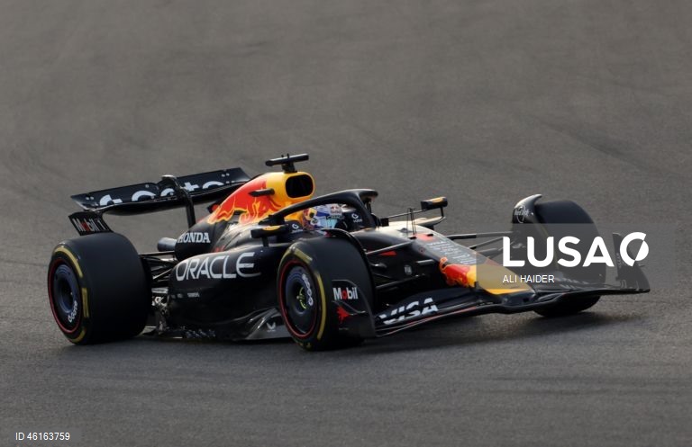 – O britânico Lando Norris (McLaren) sagrou-se hoje campeão mundial de Fórmula 1 pela primeira vez, ao ser terceiro classificado no Grande Prémio de Abu Dhabi, a derradeira corrida temporada que foi vencida pelo neerlandês Max Verstappen (Red Bull).Verstappen venceu com 12,594 segundos de vantagem sobre o australiano Oscar Piastri (McLaren), segundo colocado, e 16,576 segundos face a Norris.Com estes resultados, Lando Norris, de 26 anos, sagra-se campeão mundial pela primeira vez na carreira,...