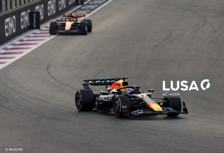 – O britânico Lando Norris (McLaren) sagrou-se hoje campeão mundial de Fórmula 1 pela primeira vez, ao ser terceiro classificado no Grande Prémio de Abu Dhabi, a derradeira corrida temporada que foi vencida pelo neerlandês Max Verstappen (Red Bull).Verstappen venceu com 12,594 segundos de vantagem sobre o australiano Oscar Piastri (McLaren), segundo colocado, e 16,576 segundos face a Norris.Com estes resultados, Lando Norris, de 26 anos, sagra-se campeão mundial pela primeira vez na carreira,...