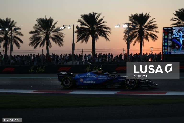 – O britânico Lando Norris (McLaren) sagrou-se hoje campeão mundial de Fórmula 1 pela primeira vez, ao ser terceiro classificado no Grande Prémio de Abu Dhabi, a derradeira corrida temporada que foi vencida pelo neerlandês Max Verstappen (Red Bull).Verstappen venceu com 12,594 segundos de vantagem sobre o australiano Oscar Piastri (McLaren), segundo colocado, e 16,576 segundos face a Norris.Com estes resultados, Lando Norris, de 26 anos, sagra-se campeão mundial pela primeira vez na carreira,...